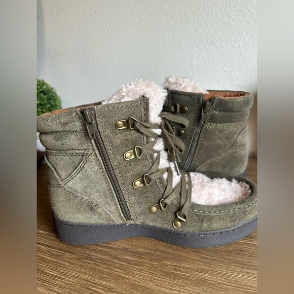 NWOB ** Zodiac Pierson Bootie Suede Dark Olive Size 6.5 - Picture 10 of 16
